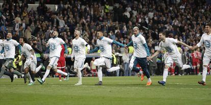 Los jugadores del Real Madrid saltan al campo con una camiseta con el 13 para festejar el pase a la final.