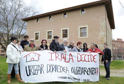 Vecinos de Irala se concentraron ayer frente a la Casa-torre de Urizar, ubicada en el barrio bilbaíno de Irala.