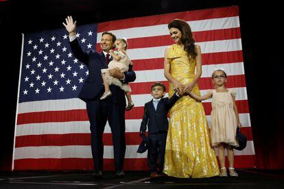 Ron DeSantis celebraba el martes con su esposa e hijos la reelección como gobernador de Florida, en Tampa.