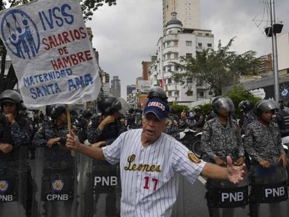 Un empleado estatal reclama mejores salarios durante una protesta realizada en Caracas, el miércoles 28 de noviembre.