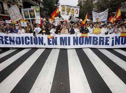 Cabecera de la manifestación convocada por la Asociación de Víctimas del Terrorismo (AVT) en Madrid en contra de la política del Gobierno en el llamado proceso de paz.