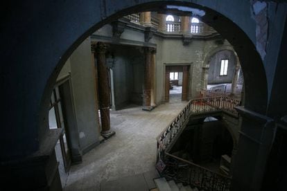 Arcada i escalinata interior.