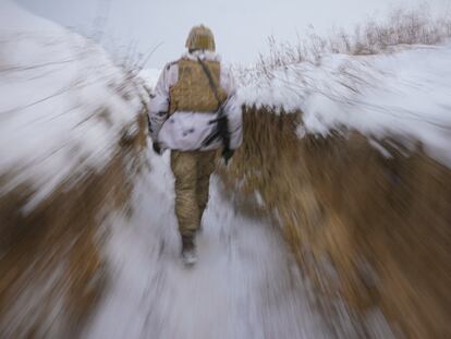 Un soldado ucranio en una trinchera en el frente de Luhansk, en Ucrania Oriental, el pasado 27 de enero.