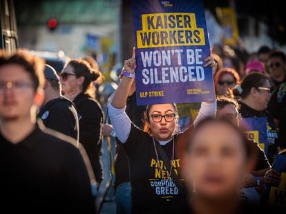 Los empleados de Kaiser Permanente en el primer día de tres de huelga en un centro médico de Los Ángeles (EE.UU.) el pasado 4 de octubre.