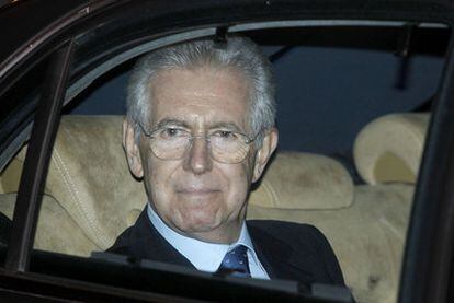 El excomisario europeo Mario Monti se dirige en su coche al palacio Quirinal para entrevistarse con el presidente de la República, Giorgio Napolitano.