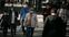 Personas caminan por la avenida Diagonal de Barcelona. En vídeo, Europa 'se blinda' ante la pandemia.
