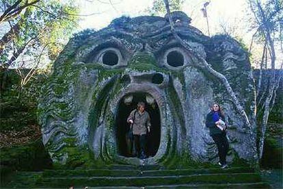 La imagen más conocida del jardín de Bomarzo. En el interior de la boca del monstruo hay una pequeña sala circular, un banco de piedra y un altar.