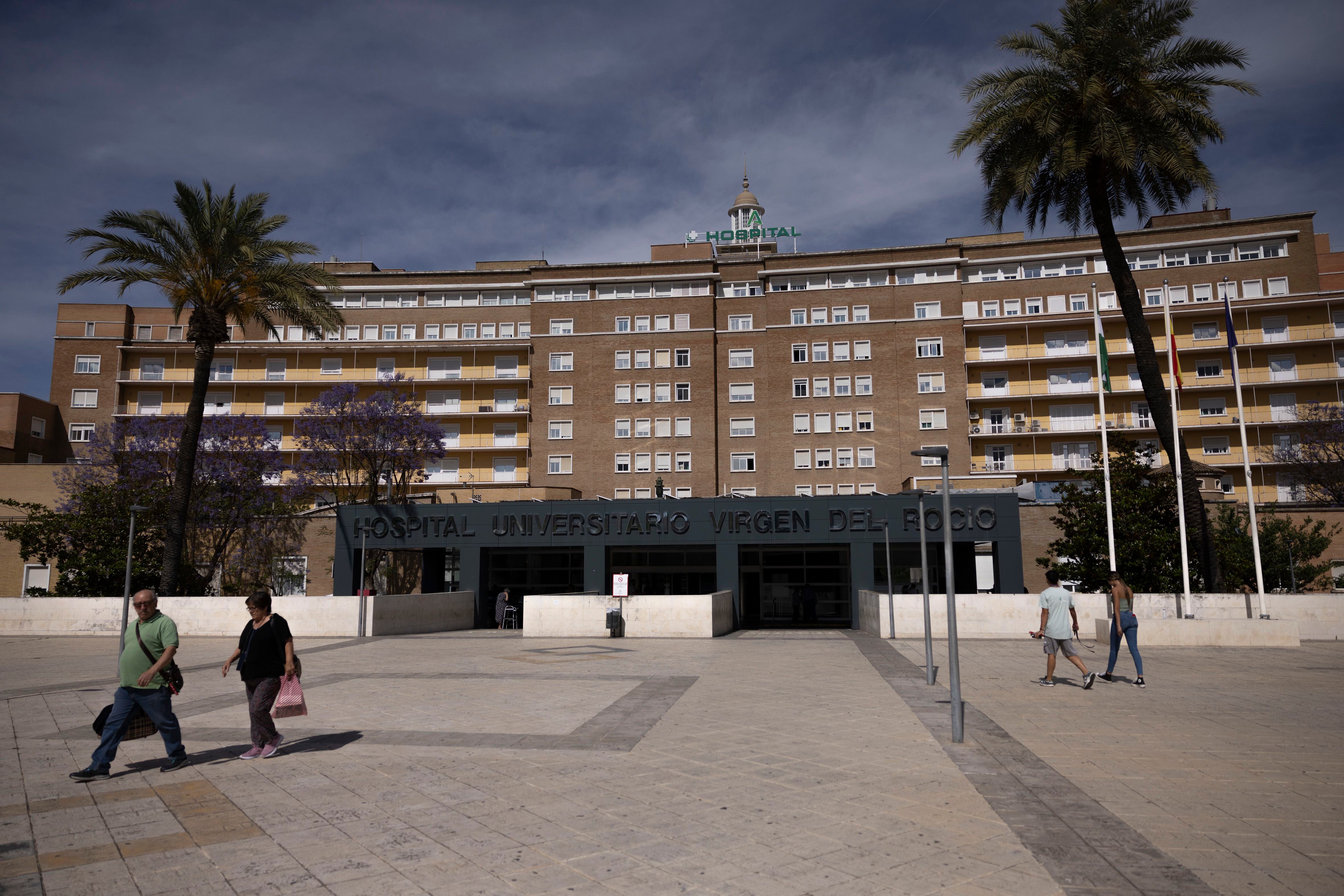 Las UCI del Virgen del Rocío, saturadas menos de un mes después de que se cerrara ese servicio en el Hospital Militar de Sevilla