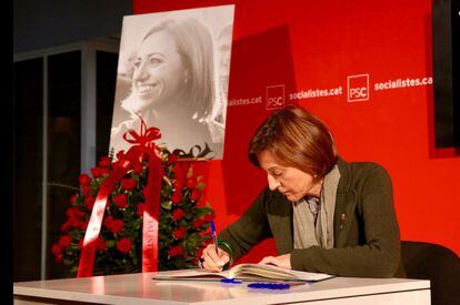 La presidenta del Parlament, Carme Forcadell, signa el llibre de condol de Carme Chacón.
