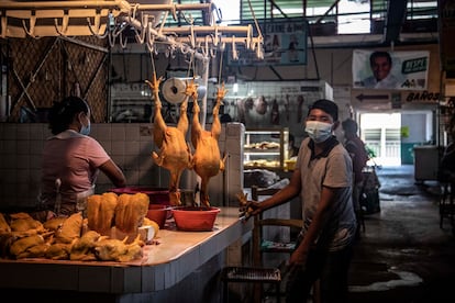 Una mujer vende pollos en un mercado de Acapulco, Guerrero, el pasado 2 de mayo.