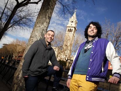 Los artistas Francisco Brives y Néstor Prieto, en Atocha.