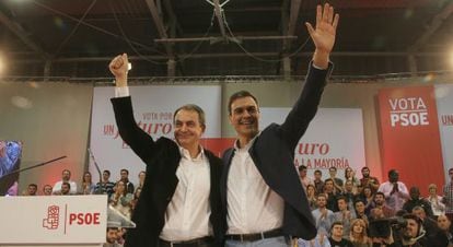 El candidato del PSOE, Pedro S&aacute;nchez, junto al expresidente del Gobierno, Jos&eacute; Luis Rodr&iacute;guez Zapatero, en un m&iacute;tin en gij&oacute;n este jueves.