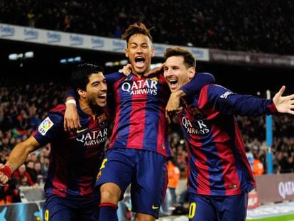 Luis Su&aacute;rez, Neymar y Messi celebran el gol del argentino frente al Atl&eacute;tico en Liga. 