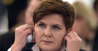 Beata Szydlo escucha las intervenciones de los eurodiputados.