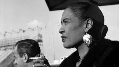 La cantante Billie Holliday, en el aeropuerto francés de Orly, en 1958.