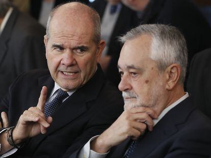 Los expresidentes socialistas Manuel Chaves (a la izquierda) y José Antonio Griñán. en la sala de la Audiencia de Sevilla durante el juicio de la pieza política de los ERE.
