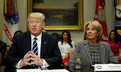 El presidente Donald Trump junto a la secretaria de Educaci&oacute;n. 