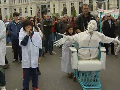 Miles de personas protestan por la privatización de la sanidad madrileña