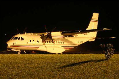Un avión de fabricación española, supuestamente fletado por la CIA, en Ponta Delgada (Azores).