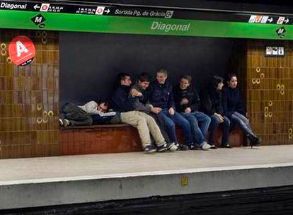 Jóvenes usuarios del metro de Barcelona, a las 3.55 del domingo.