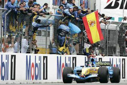 El personal del equipo Renault felicita a Fernando Alonso por su victoria.