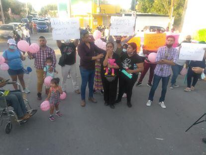 Manifestación a la entrada de la Zona Militar 8-A, en Nuevo Laredo por la muerte de Heidi Mariana, este jueves.
