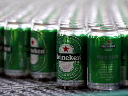 Latas de cerveza Heineken.