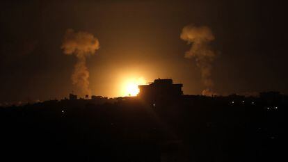 Desde el comienzo de la operación, en la madrugada del lunes al martes, el Ejército ha alcanzado más de 400 objetivos en la Franja, mientras que 225 cohetes han sido disparados desde este enclave palestino hasta territorio israelí. En la imagen, una bola de fuego se ve después de un ataque aéreo en Rafah, cerca de Gaza, el 9 de julio de 2014.