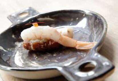 'Nigiri' de 'socarrat' de paella con gamba blanca, en el restaurante Umiko (Madrid).