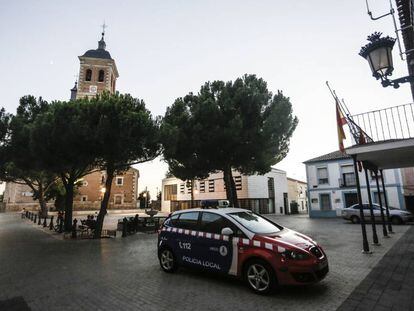 Plaza de la Constitución de Meco, con la iglesia de Nuestra Señora de la Asunción al fondo.