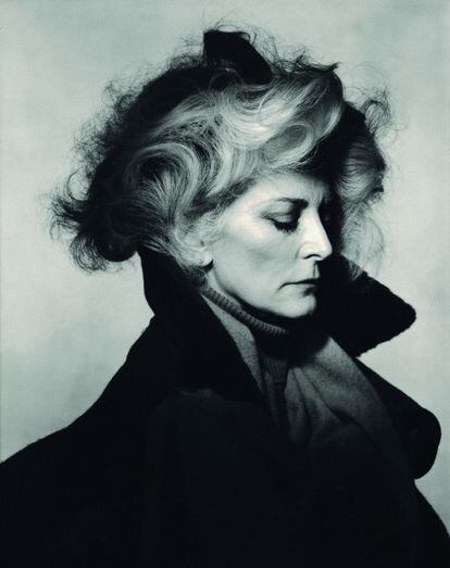 Fotografía de Irving Penn de la modelo Carmen dell’Orefice, Nueva York, 1985.