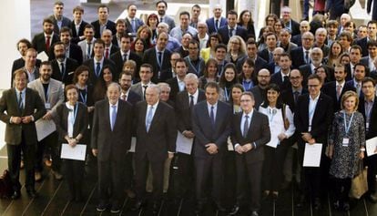 Investigadores y personalidades posan al finalizar el acto de entrega de ayudas y becas.