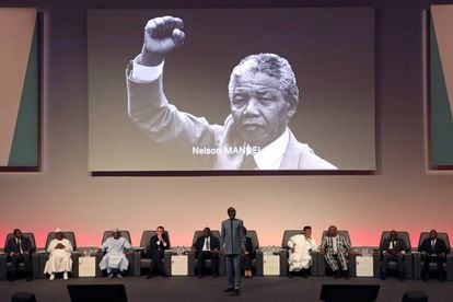 El cantante senegalés Youssou N'Dour durante la conferencia sobre financiación de la Educación celebrada en Dakar al final de la semana pasada. Al fondo, la imagen de Nelson Mandela.
