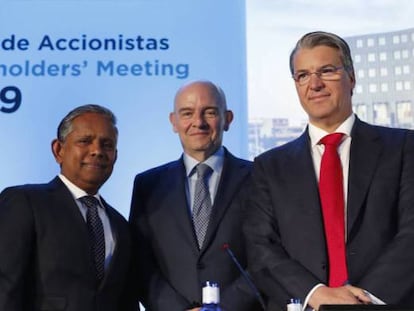 Dillip Rajakarier, consejero delegado de Minor; Ramón Aragonés, consejero delegado de NH, y Alfredo Fernández Agras, presidente del Consejo de NH. 