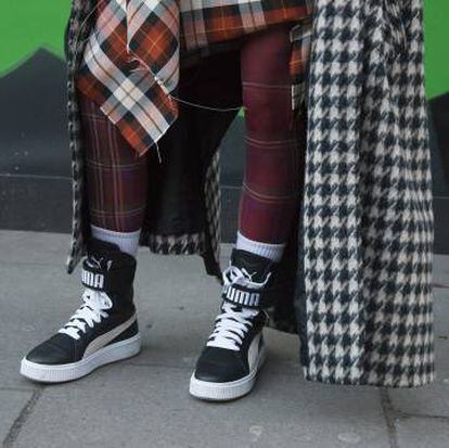 Zapatillas Adidas Yeezy, combinadas con un traje de Acne Studios y un bolso de Chanel. Unas Puma complementan un diseño de Vivienne Westwood en Londres.