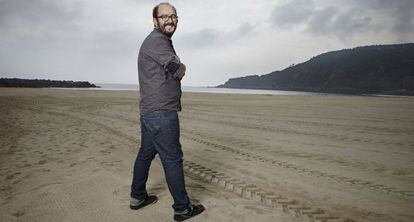 El cineasta Borja Cobeaga, retratado en la playa de la Zurriola. 