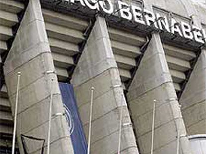 Banderas a media asta y lazos negros en señal de duelo en el estadio Bernabéu.