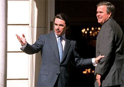 José María Aznar con Jeb Bush, ayer en la entrada del palacio de la Moncloa.