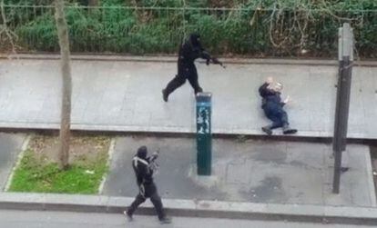 Momento en el que uno de los terroristas asesina al policía Ahmed Merabat, el miércoles en París.