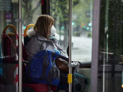 Una mujer con mascarilla en un autobús urbano de Madrid el 7 de abril