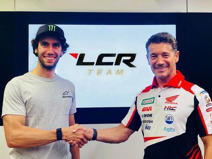 Alex Rins con Lucio Cecchinello, jefe del equipo Honda, este martes.