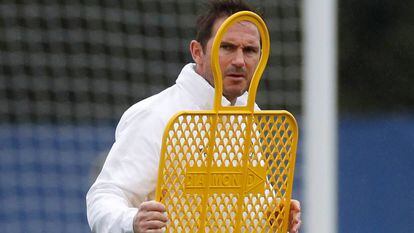 Frank Lampard manipula una barrera durante el entrenamiento del Chelsea, este martes.