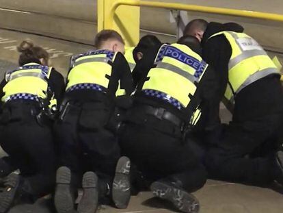 Agentes de policía detienen al atacante en Manchester. En vídeo, el momento de la detención.