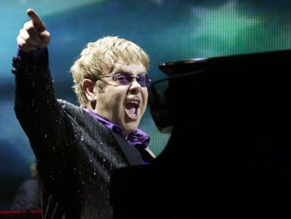 Elton John durante su actuación en la Eurocopa en junio de 2012.