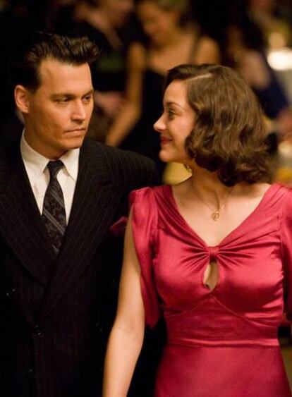 Johnny Depp y Marion Cotillard, en <i>Enemigos públicos.</i>