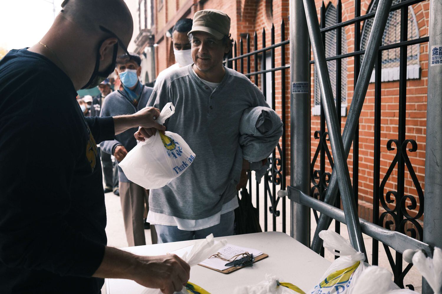 Vecinos reciben comida en una iglesia del Bronx (Nueva York), el 22 de octubre.