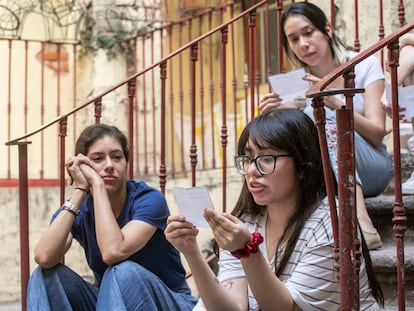 Mujeres leen cartas anónimas en la librería Niña Oscura en Ciudad de México, el pasado 3 de junio.