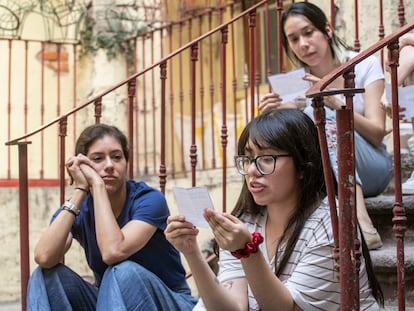 Mujeres leen cartas anónimas en la librería Niña Oscura en Ciudad de México, el pasado 3 de junio.