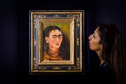 El autorretrato de Frida Kahlo 'Diego y yo', expuesto en la sala Sotheby's de Londres en octubre.