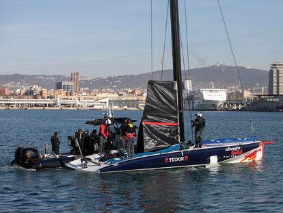 Los tripulantes del Alinghi Red Bull Racing, uno de los participantes en la Copa América de vela 2024 que se celebra en Barcelona, preparan su velero para salir a alta mar.